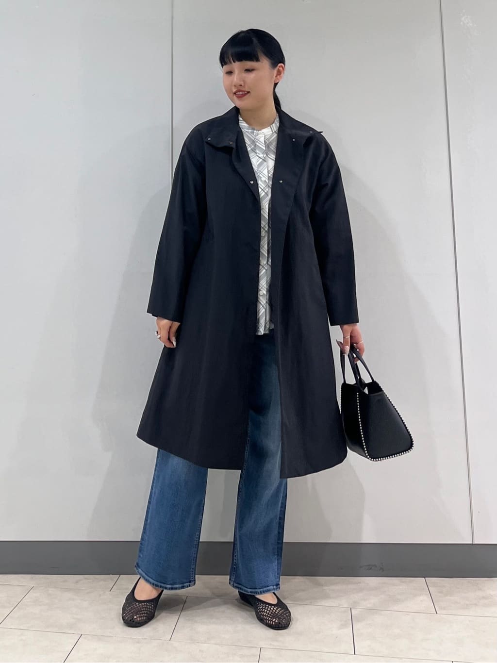hasuさんの「INDIVI｜【撥水／軽量】ミニマル スタンドカラーコート」を使ったコーディネート