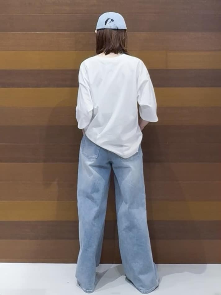 juunさんの「OPAQUE.CLIP｜リラクシーロゴプリントTシャツ【洗濯機OK】」を使ったコーディネート