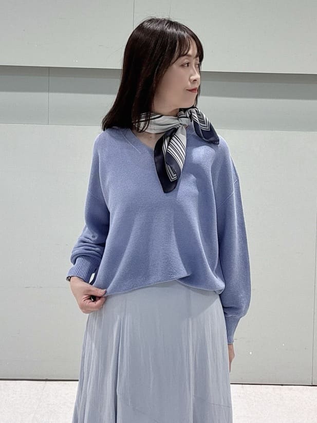 makiさんの「UNTITLED｜【7色展開/洗える/程よい透け感】ドライタッチVネックニット」を使ったコーディネート