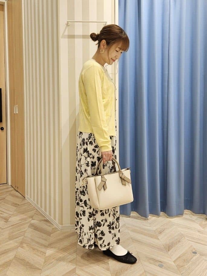 Ikumiさんの「SHOO･LA･RUE｜【洗濯機可/S-LL/アンサンブル可】パールボタンが上品　華やぎ配色カーディガン」を使ったコーディネート