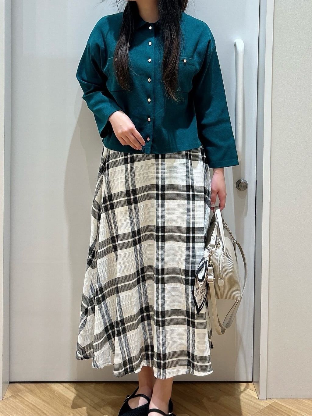 みいさんの「grove｜高評価！一枚でも羽織でも、大人のTOPS風カーディガン」を使ったコーディネート