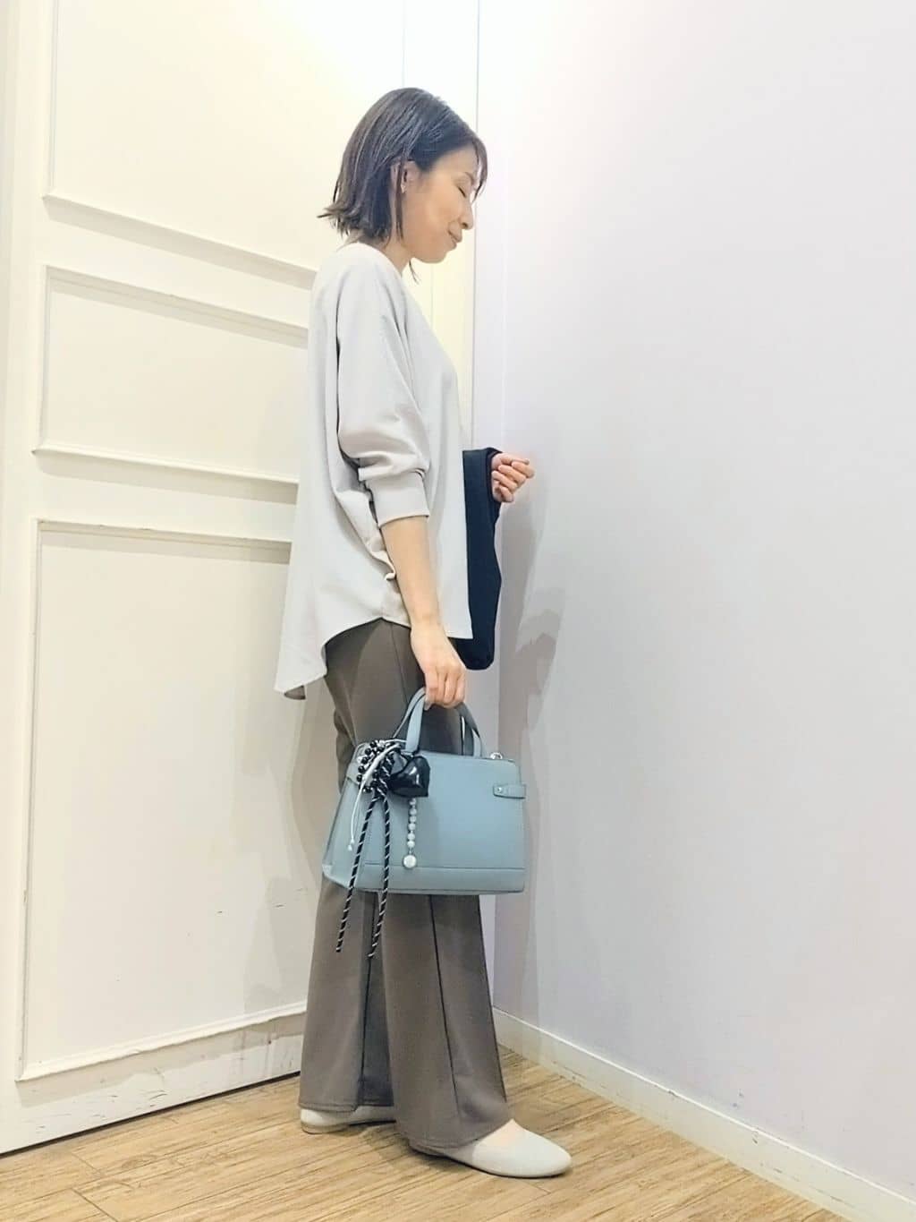 miomioさんの「SHOO･LA･RUE｜【着丈選べる/体型カバー/洗濯機可】さらさらとろん ドルマンブラウス」を使ったコーディネート