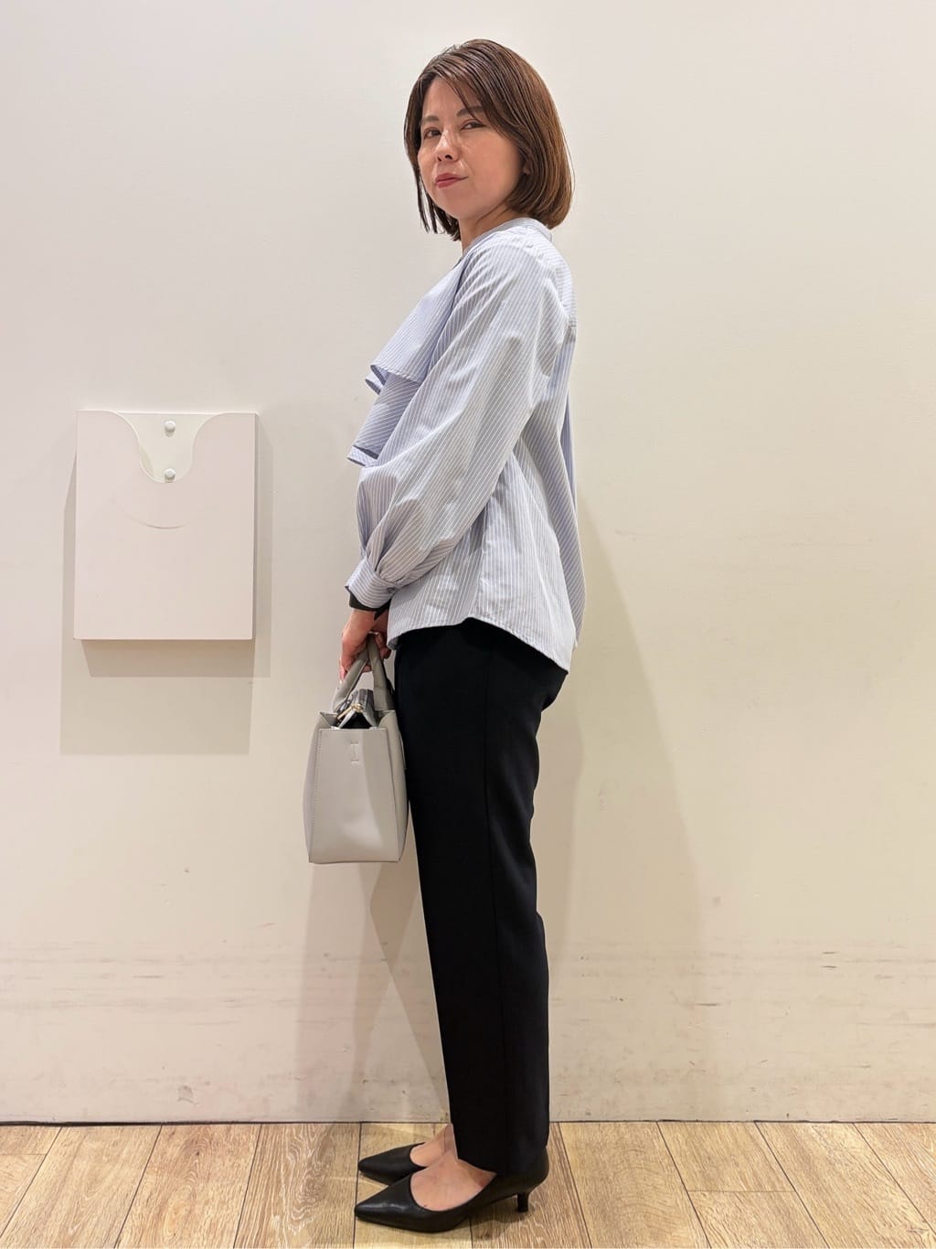 YUKOさんの「index｜フリルキーネックシャツ【洗濯機OK／イージーアイロン／防シワ】《XS～LL／7col》」を使ったコーディネート