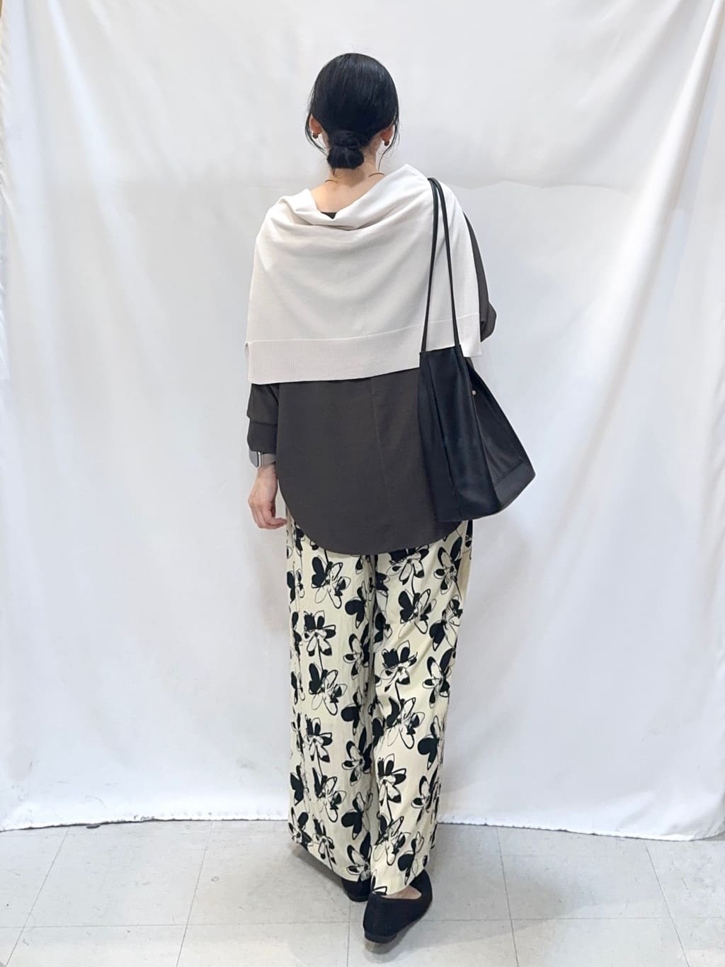 𝐇𝐢𝐫𝐨𝐦𝐢さんの「SHOO･LA･RUE｜【洗濯機可/UV】さらっとしたタッチが心地よい ショート丈 Vネックカーディガン」を使ったコーディネート