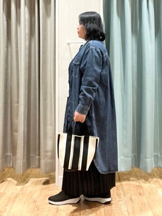 あやさんの「SHOO･LA･RUE｜【ライトオンスデニム/S-LL/体型カバー】首元すっきり ワンピにもなるロングデニムシャツ」を使ったコーディネート
