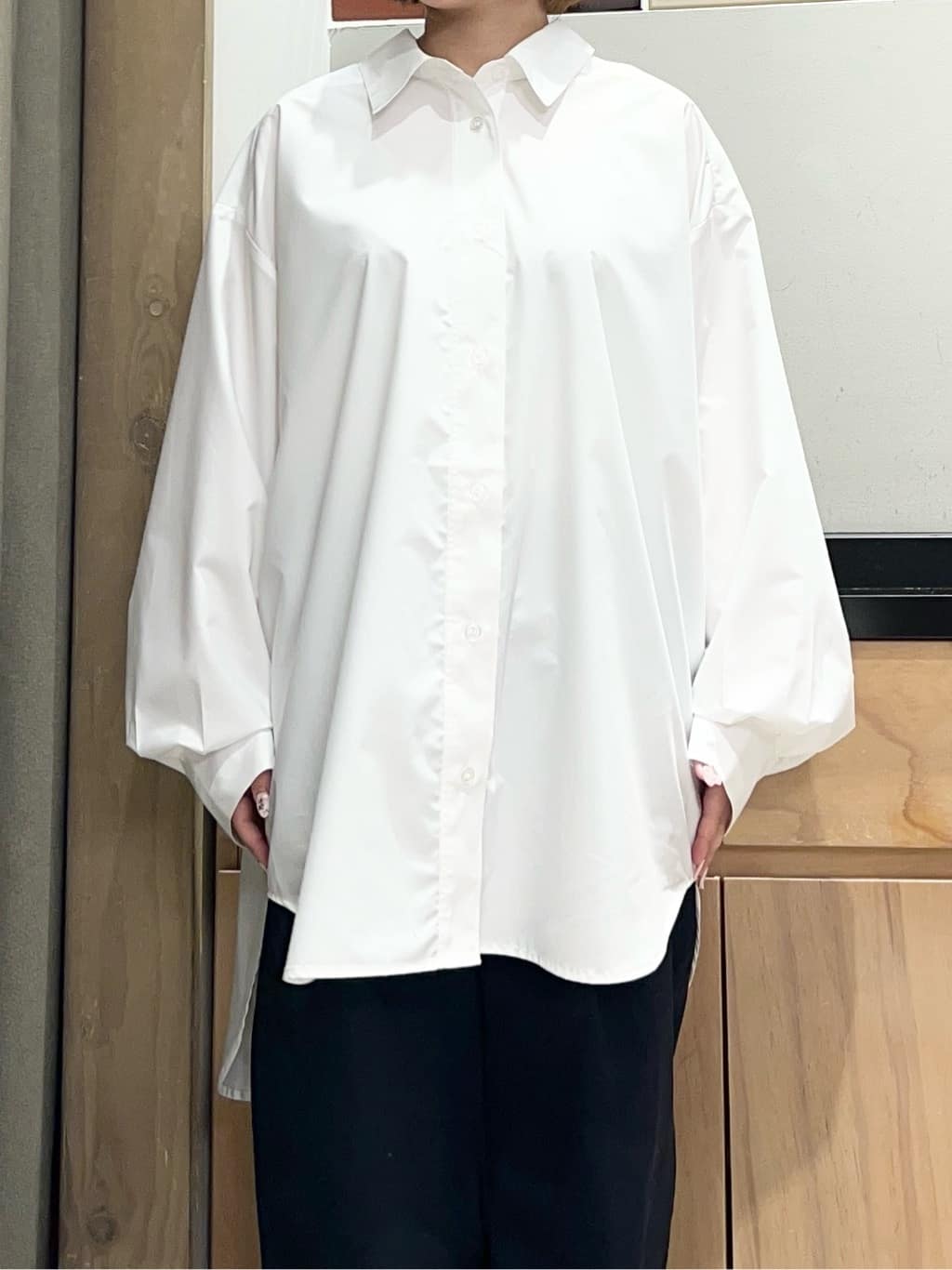 かのさんの「THE SHOP TK｜ゆったりシルエットで体型カバー ロングシャツ」を使ったコーディネート
