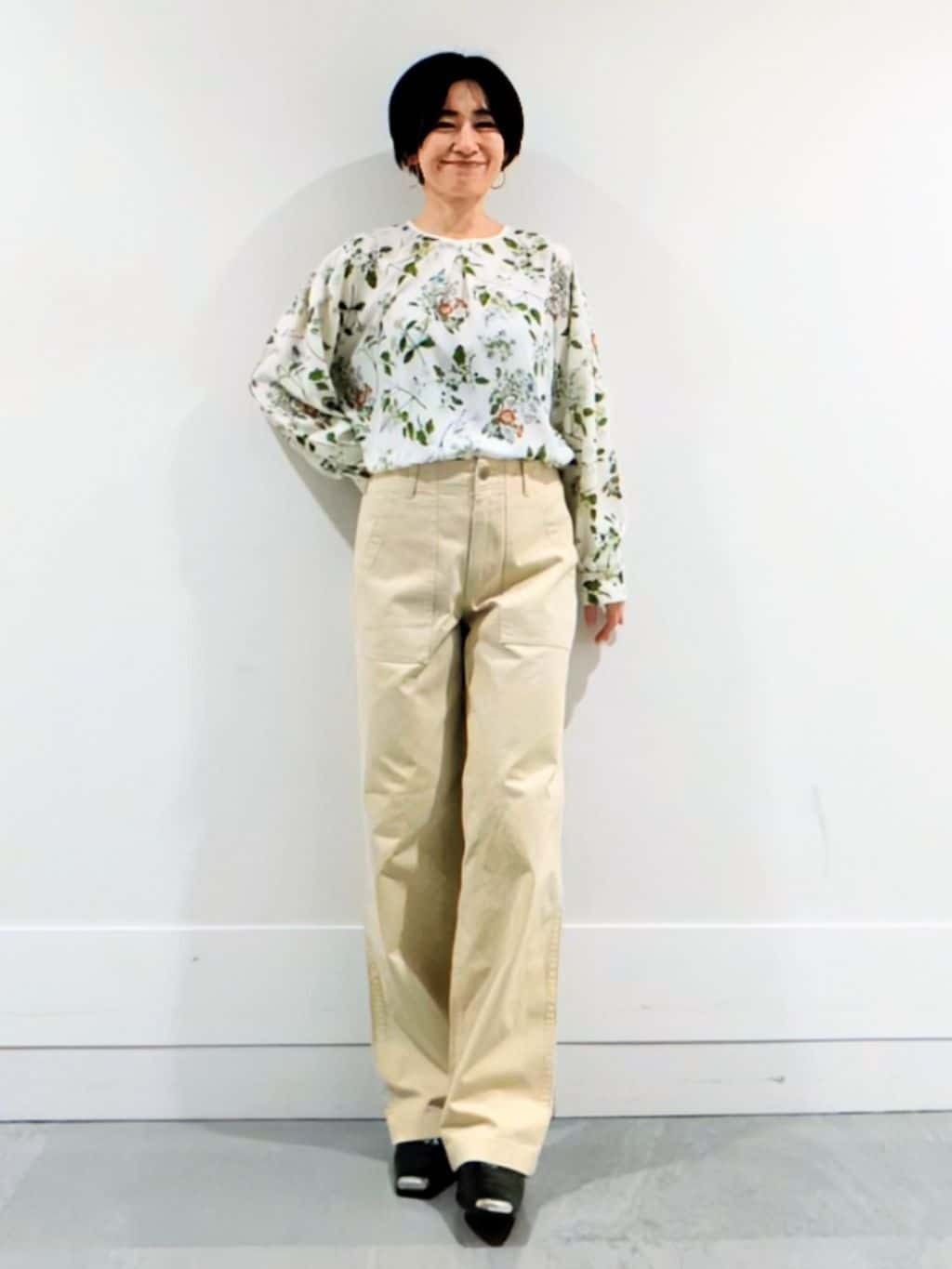 ミズタさんの「UNTITLED｜【花柄/洗える】ボタニカルブラウス」を使ったコーディネート