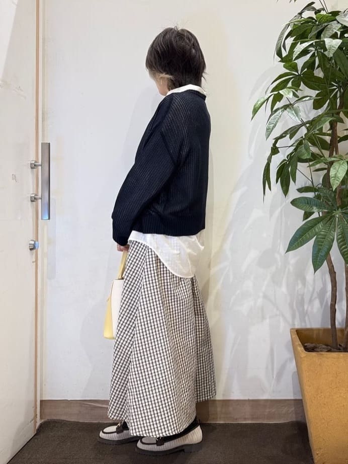 misakiさんの「SHOO･LA･RUE｜【洗濯機可/S-LL】キーネックでお顔周りすっきり ざっくり編みカーディガン」を使ったコーディネート