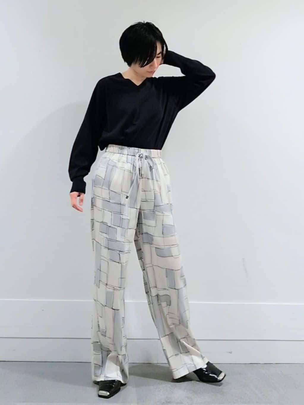 ミズタさんの「UNTITLED｜【アンサンブル可/洗える】シアーVネックニット」を使ったコーディネート