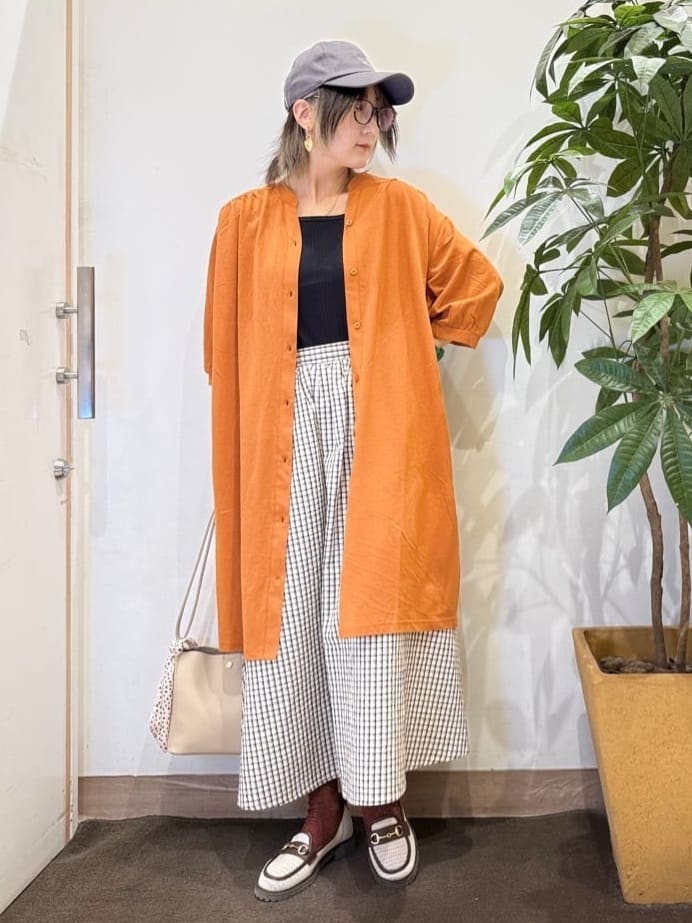 misakiさんの「SHOO･LA･RUE｜【洗濯機可/S-LL】1枚でも羽織でも キーネックシャツワンピース」を使ったコーディネート