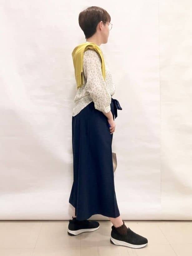 なっちゃんさんの「SHOO･LA･RUE｜【S-LL/7分袖】首元をすっきり魅せる　大人の上品サテンブラウス」を使ったコーディネート