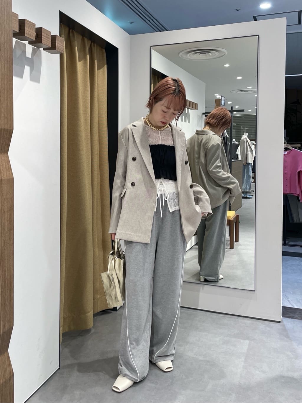 mikuさんの「INDIVI｜【一部店舗限定】パイピング裏毛ワイドパンツ」を使ったコーディネート