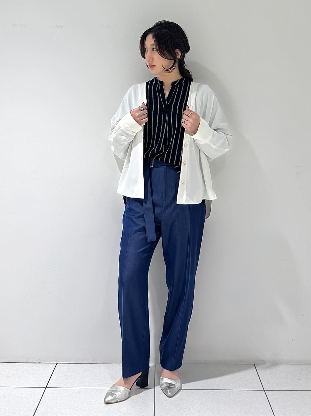 そんさんの「INDIVI｜【洗える／UVケア／マットサテン】Vネックドルマンスリーブブラウス」を使ったコーディネート