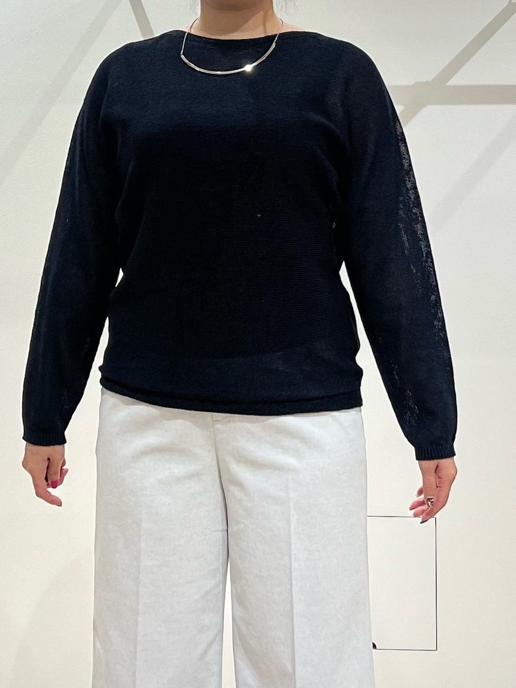 TOMOMIさんの「UNTITLED｜【8色展開/程よい透け感】ドライタッチボートネックニット」を使ったコーディネート