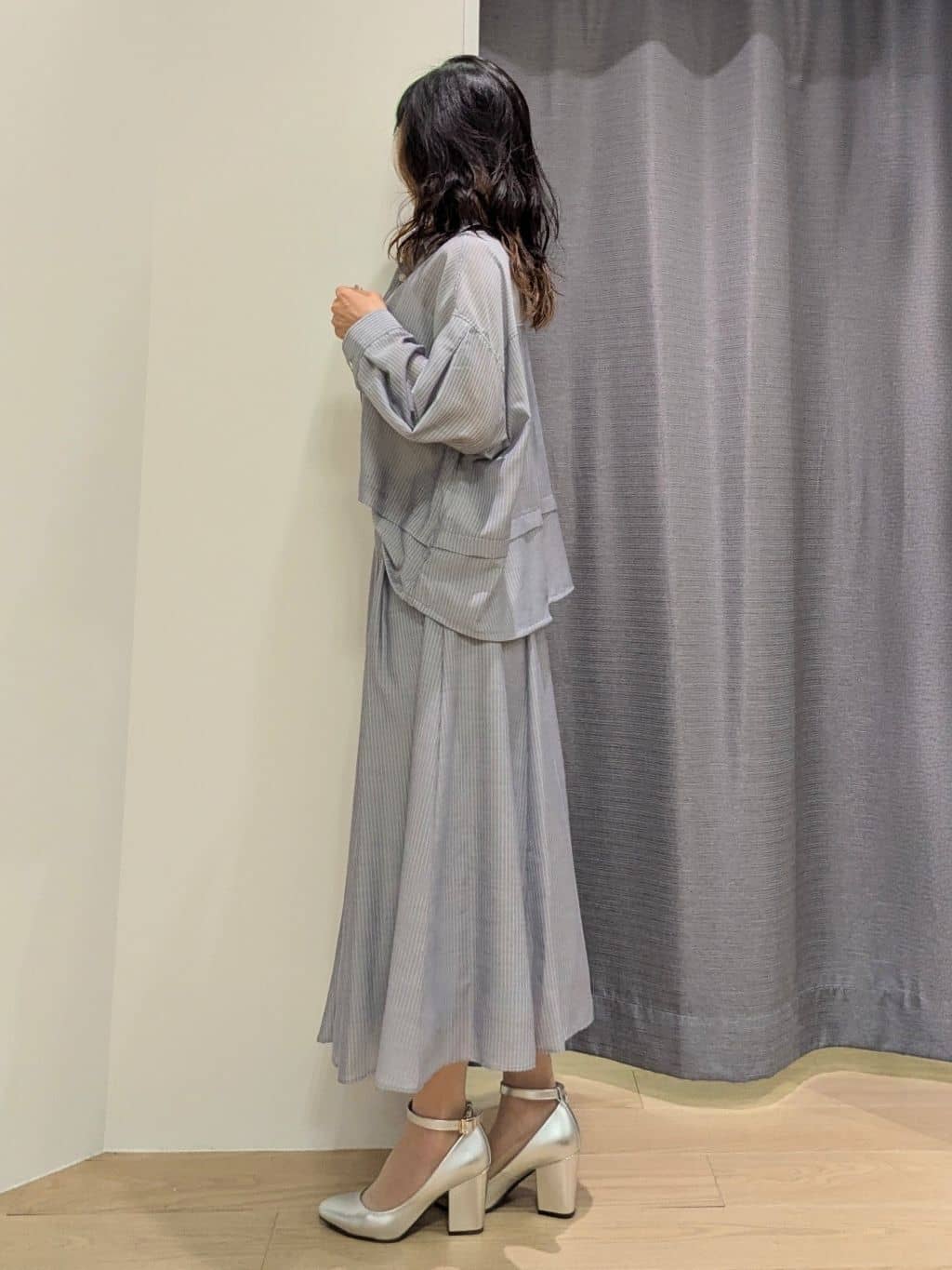 miiさんの「INDIVI｜【接触冷感／洗える／2WAY】ドロスト付 シアーシャンブレーシャツ」を使ったコーディネート