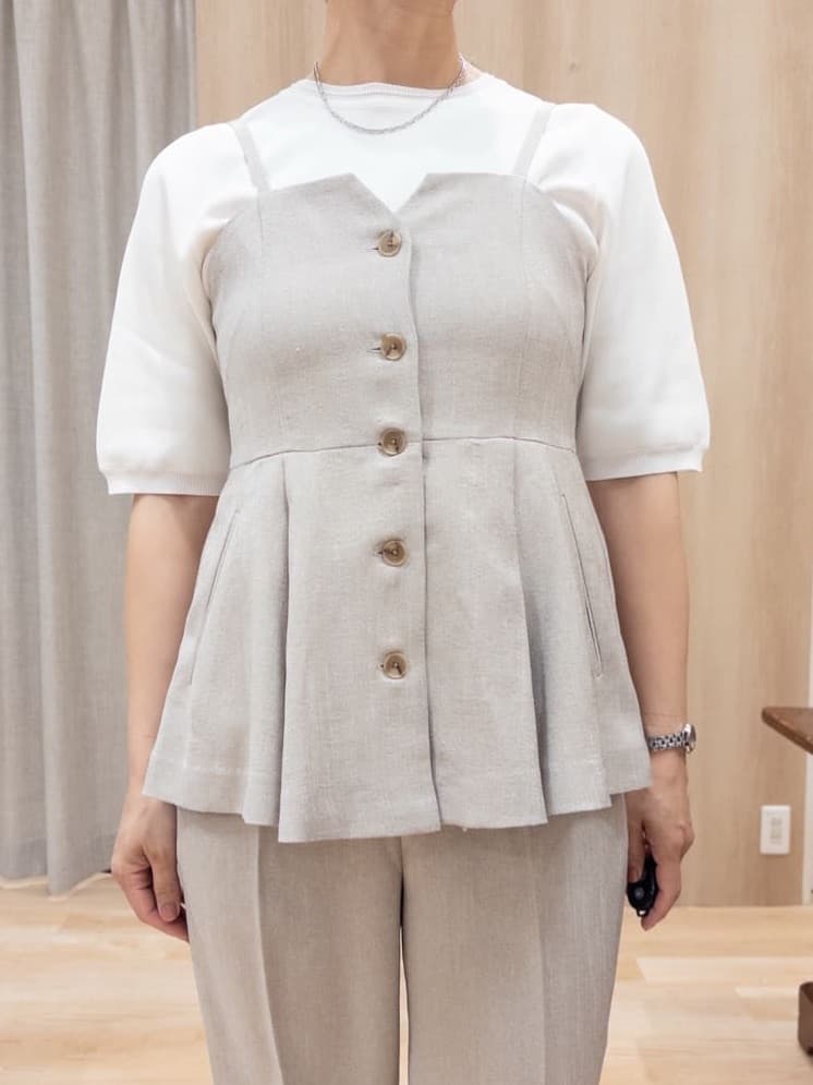 シュウコさんの「grove｜【シリーズ累計36万枚/UVカット・ひんやり・洗濯機OK】やわらかドライタッチ 五分袖クルーネックニ」を使ったコーディネート