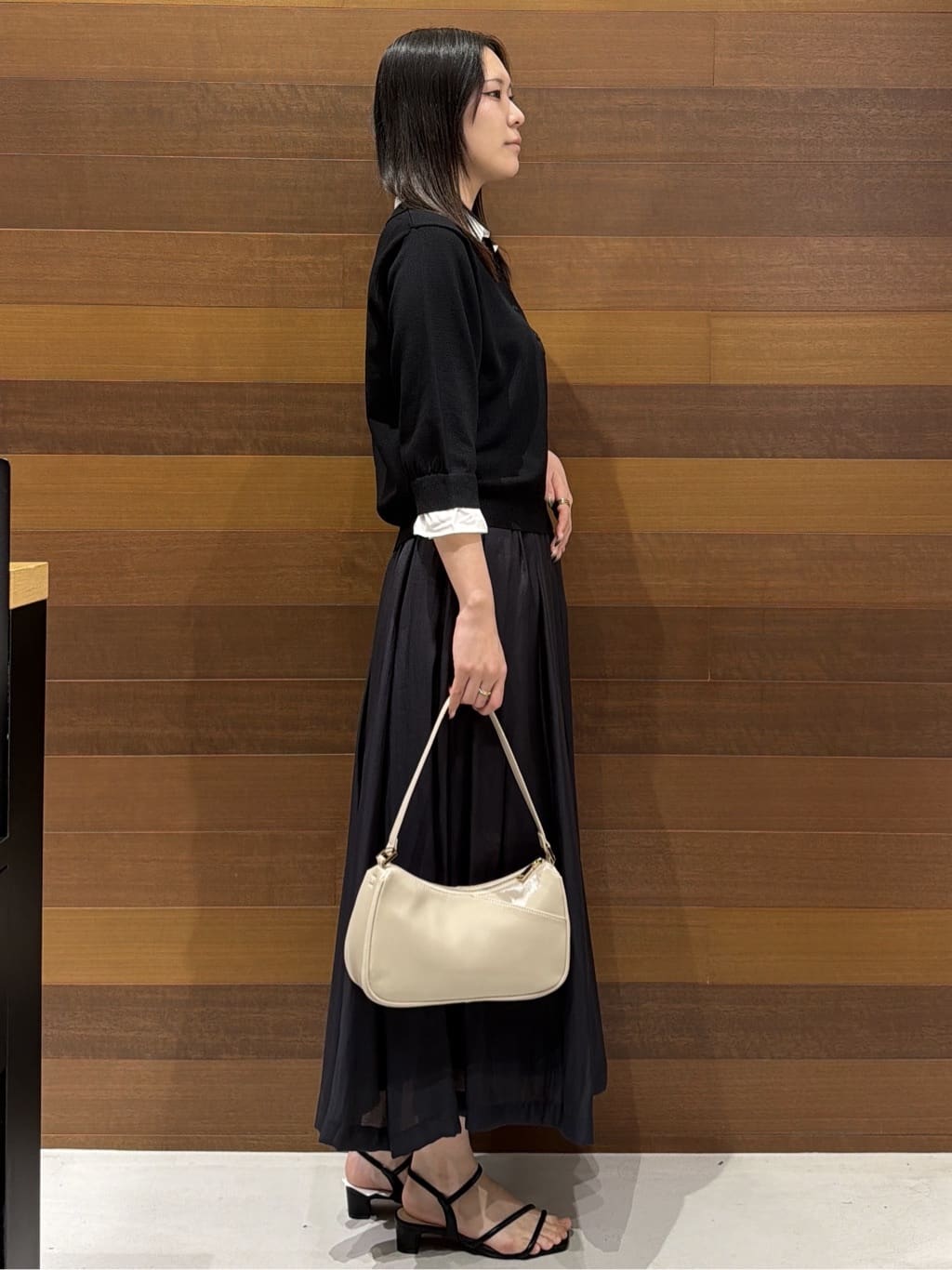 さやさんの「OPAQUE.CLIP｜シャツレイヤード風ポロニット【洗濯機OK】」を使ったコーディネート