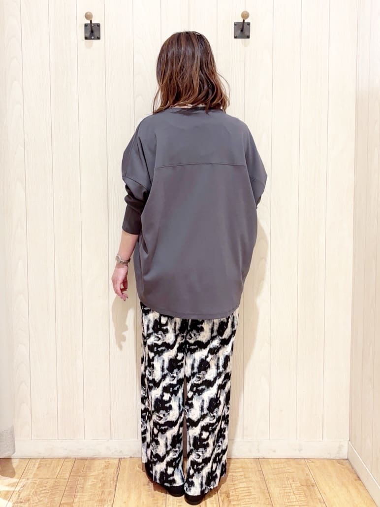 あいこさんの「SHOO･LA･RUE｜【S-LL/柄が選べる】ウエストゴムでらくちん 大人プリーツイージーパンツ」を使ったコーディネート