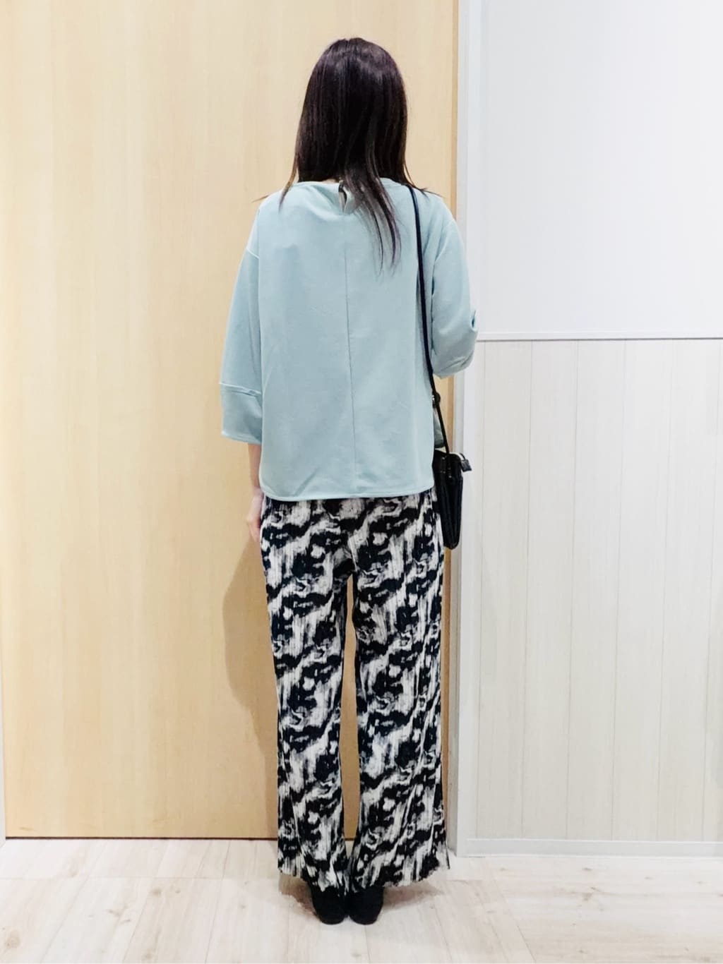 Naさんの「SHOO･LA･RUE｜【S-LL/柄が選べる】ウエストゴムでらくちん 大人プリーツイージーパンツ」を使ったコーディネート