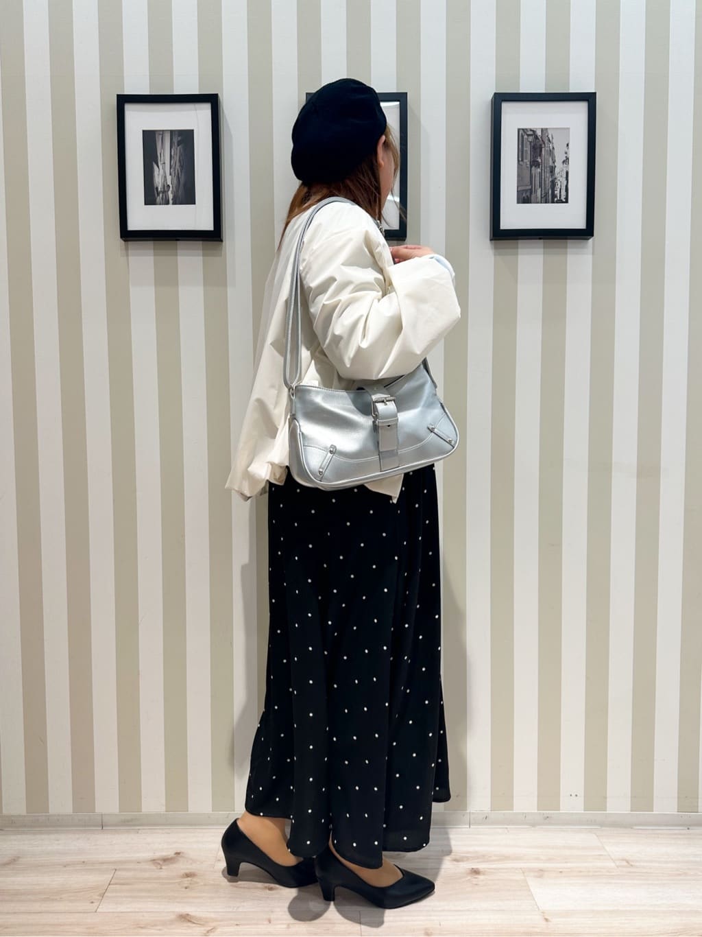 みさぼうさんの「SHOO･LA･RUE｜【防風/撥水/S-LL】お顔回りすっきり見え　Vネックバルーンブルゾン」を使ったコーディネート