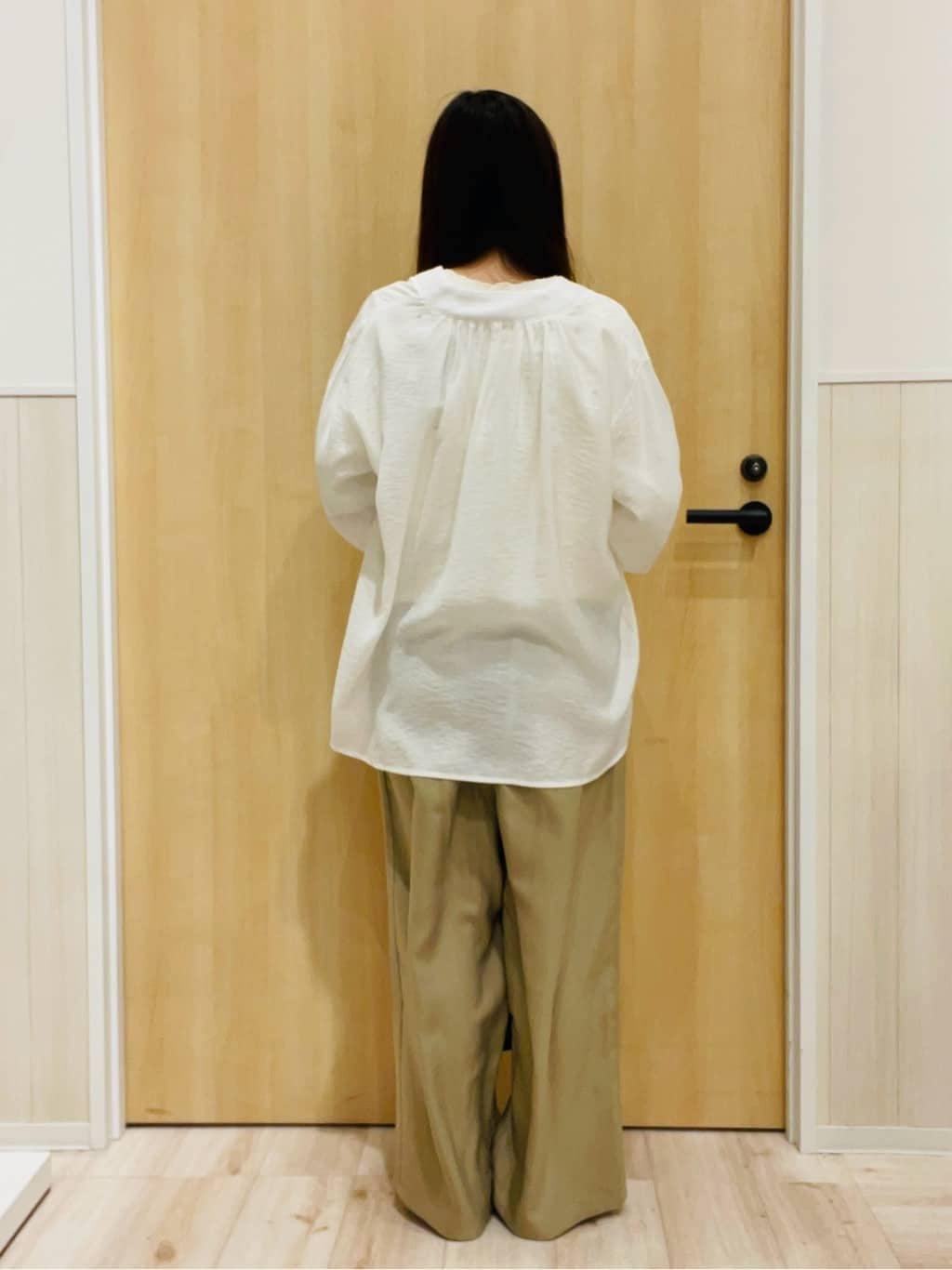 minamiさんの「SHOO･LA･RUE｜【S-LL/体型カバー/Aライン】身体のラインを拾いにくい シアーシャツカーディガン」を使ったコーディネート