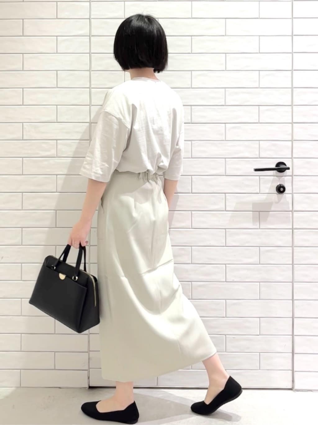 しおりさんの「OPAQUE.CLIP｜リラクシーロゴプリントTシャツ【洗濯機OK】」を使ったコーディネート
