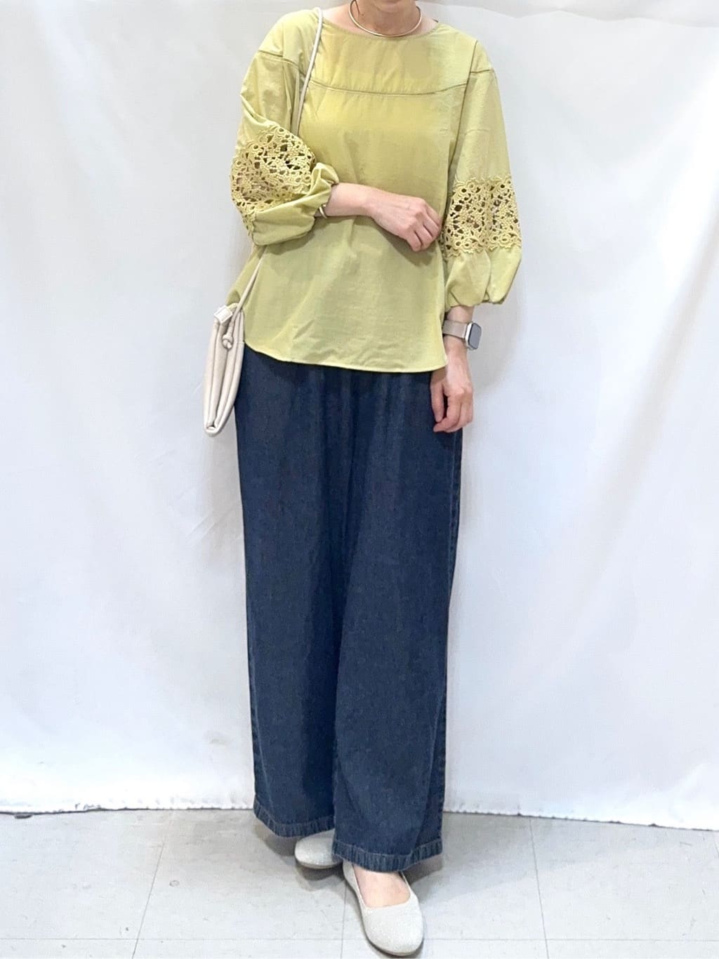 𝐇𝐢𝐫𝐨𝐦𝐢さんの「SHOO･LA･RUE｜【洗濯機可/7分袖】インせず着られる 透かし編み柄が上品な レース切替シャツ」を使ったコーディネート