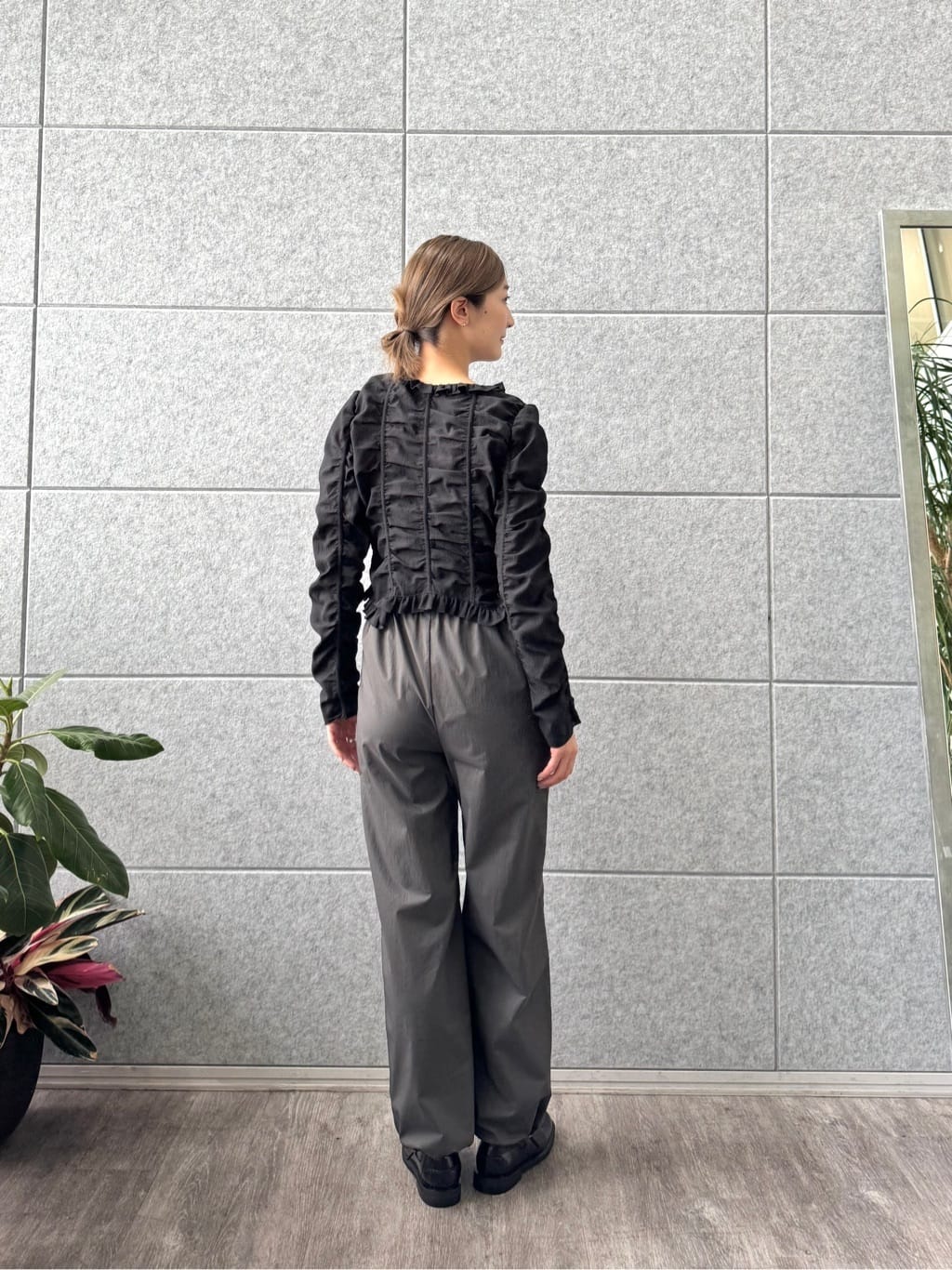 uchi__yamaさんの「CODE A｜dobby ruffle blouse」を使ったコーディネート