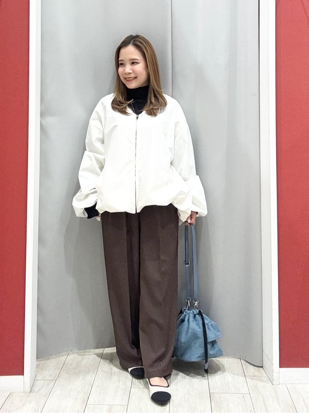 shioさんの「SHOO･LA･RUE｜【防風/撥水/S-LL】お顔回りすっきり見え　Vネックバルーンブルゾン」を使ったコーディネート