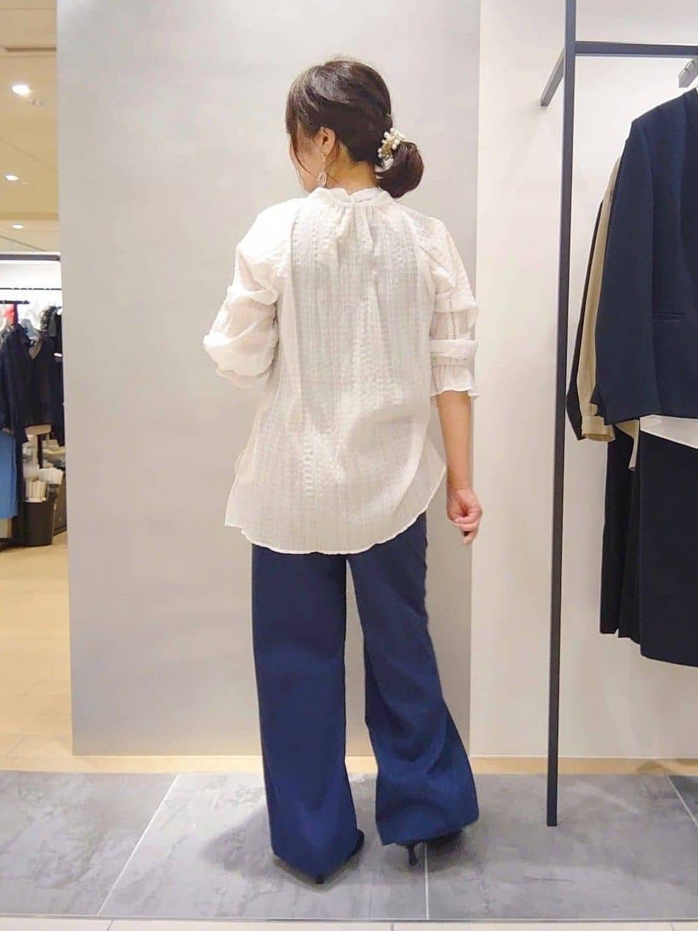 TOMOMIさんの「INDIVI｜【洗える／シャーリング素材】ボリューム袖エアリーブラウス」を使ったコーディネート
