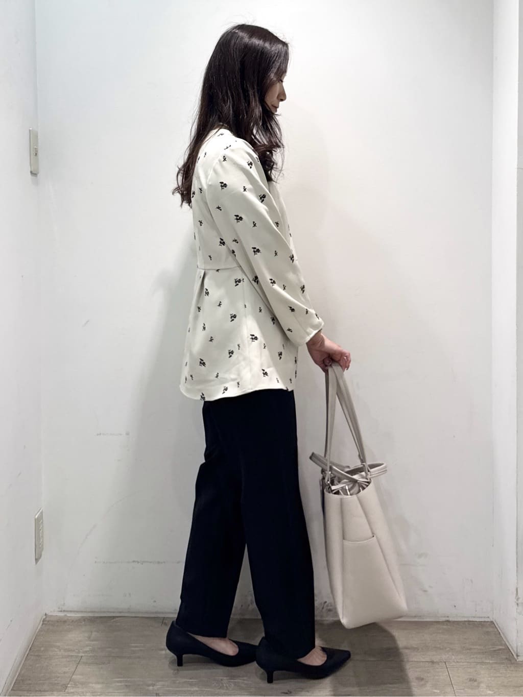 yuicciさんの「OPAQUE.CLIP｜フラワー刺繍ペプラムブラウス【洗濯機OK】」を使ったコーディネート
