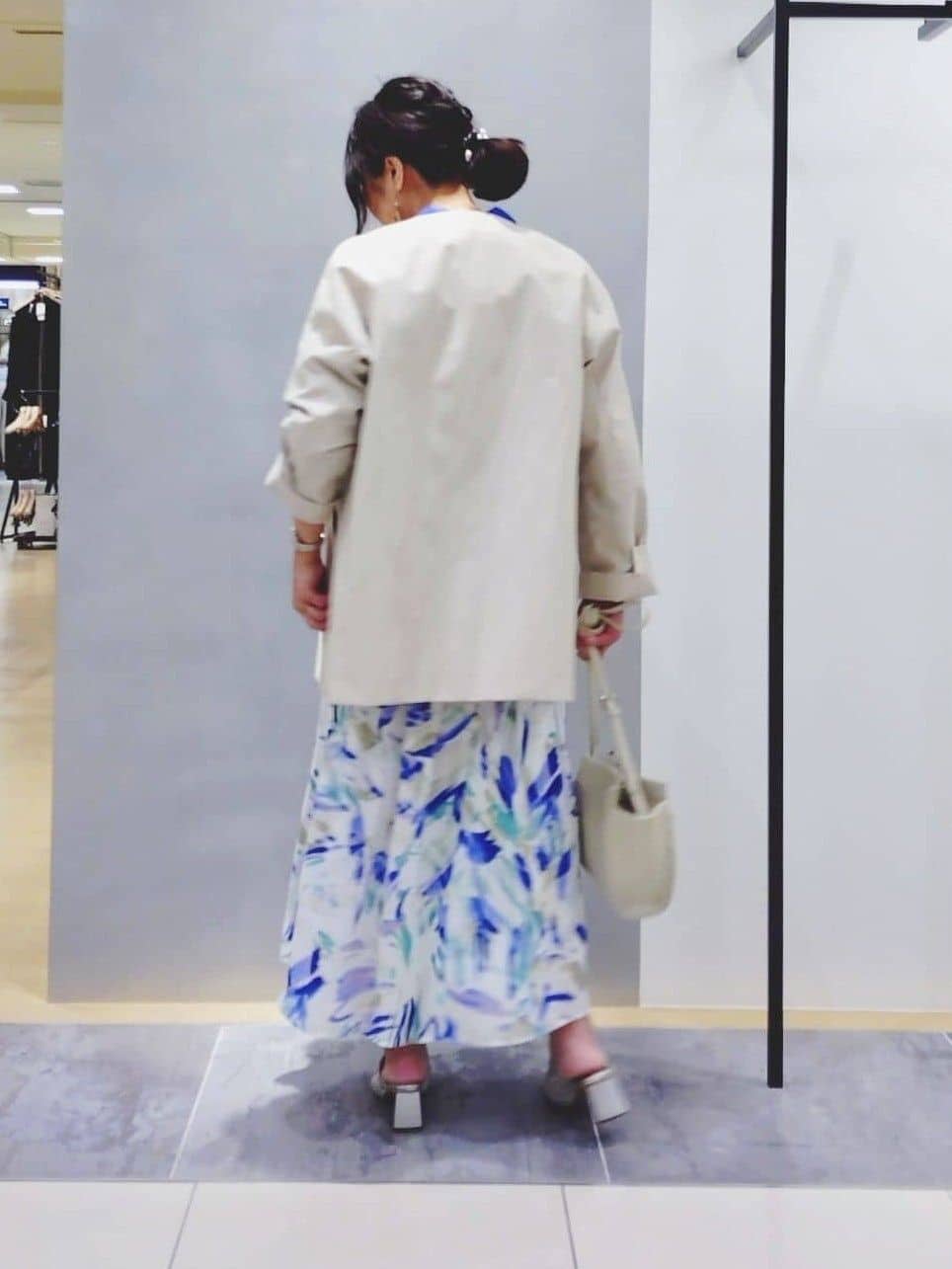 TOMOMIさんの「INDIVI｜【接触冷感／2WAY】カシュクールリネンシャツ」を使ったコーディネート