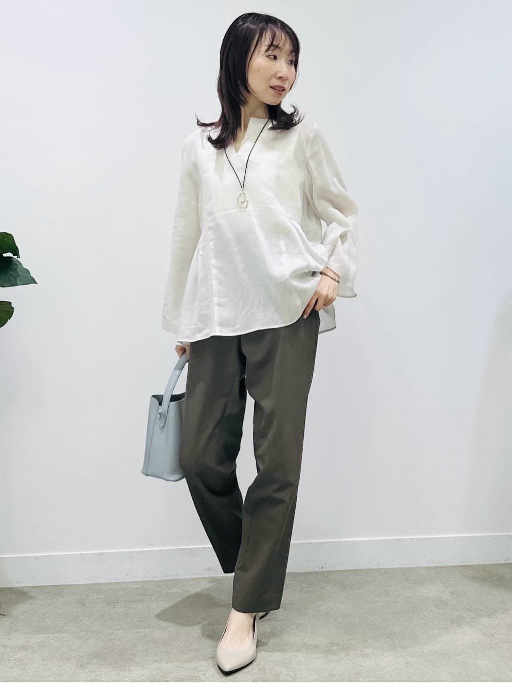 Miwaさんの「UNTITLED｜【接触冷感/麻混/洗える】ドライタッチキーネックブラウス」を使ったコーディネート