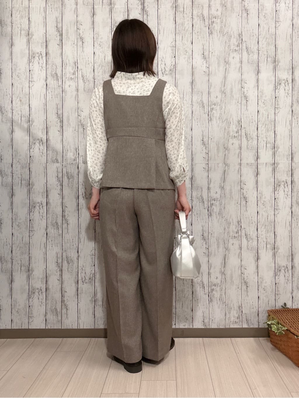 シカさんの「SHOO･LA･RUE｜【S-LL/7分袖】首元をすっきり魅せる　大人の上品サテンブラウス」を使ったコーディネート
