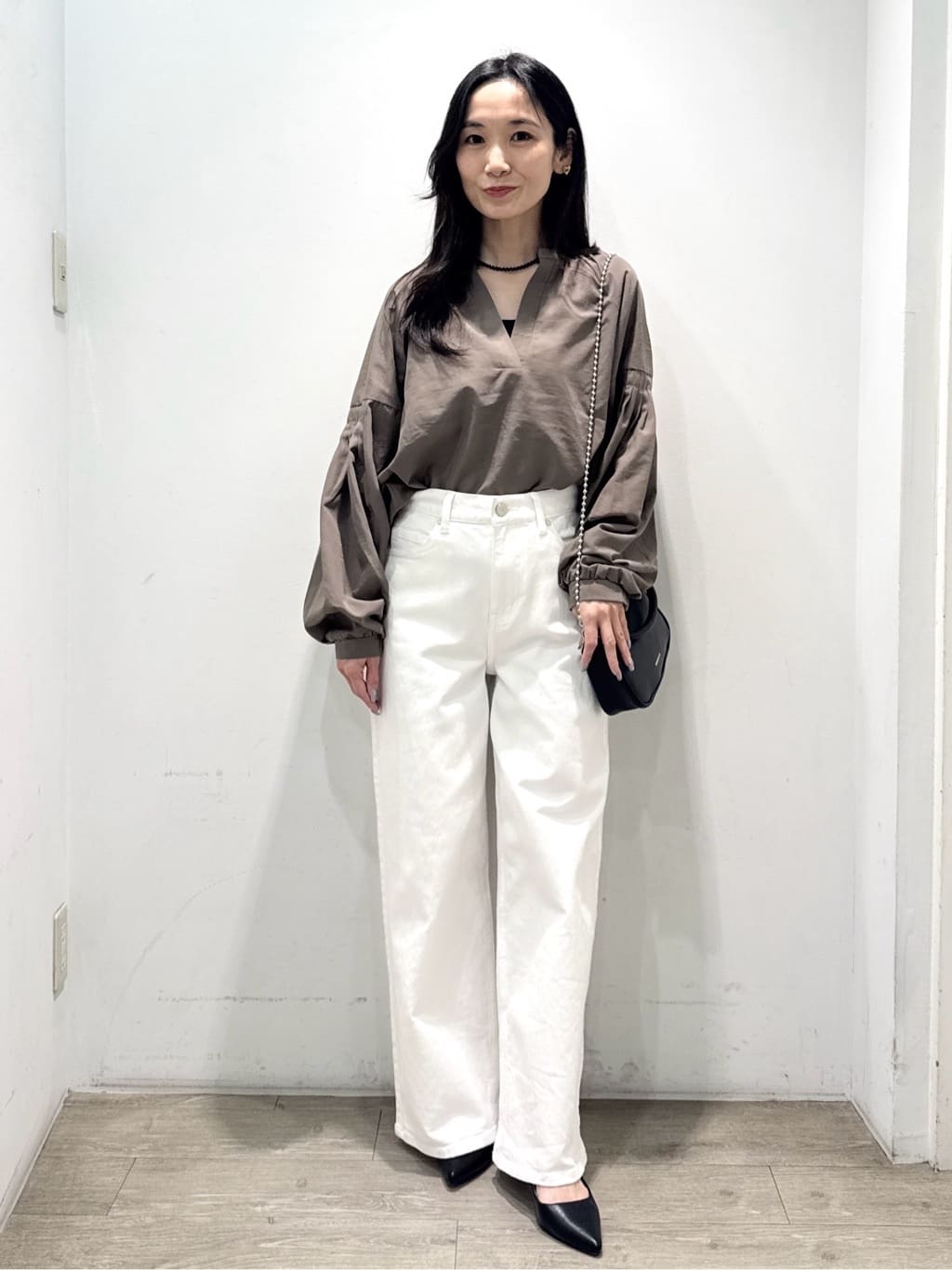 yuicciさんの「OPAQUE.CLIP｜スキッパーボリュームスリーブブラウス【洗濯機OK】」を使ったコーディネート