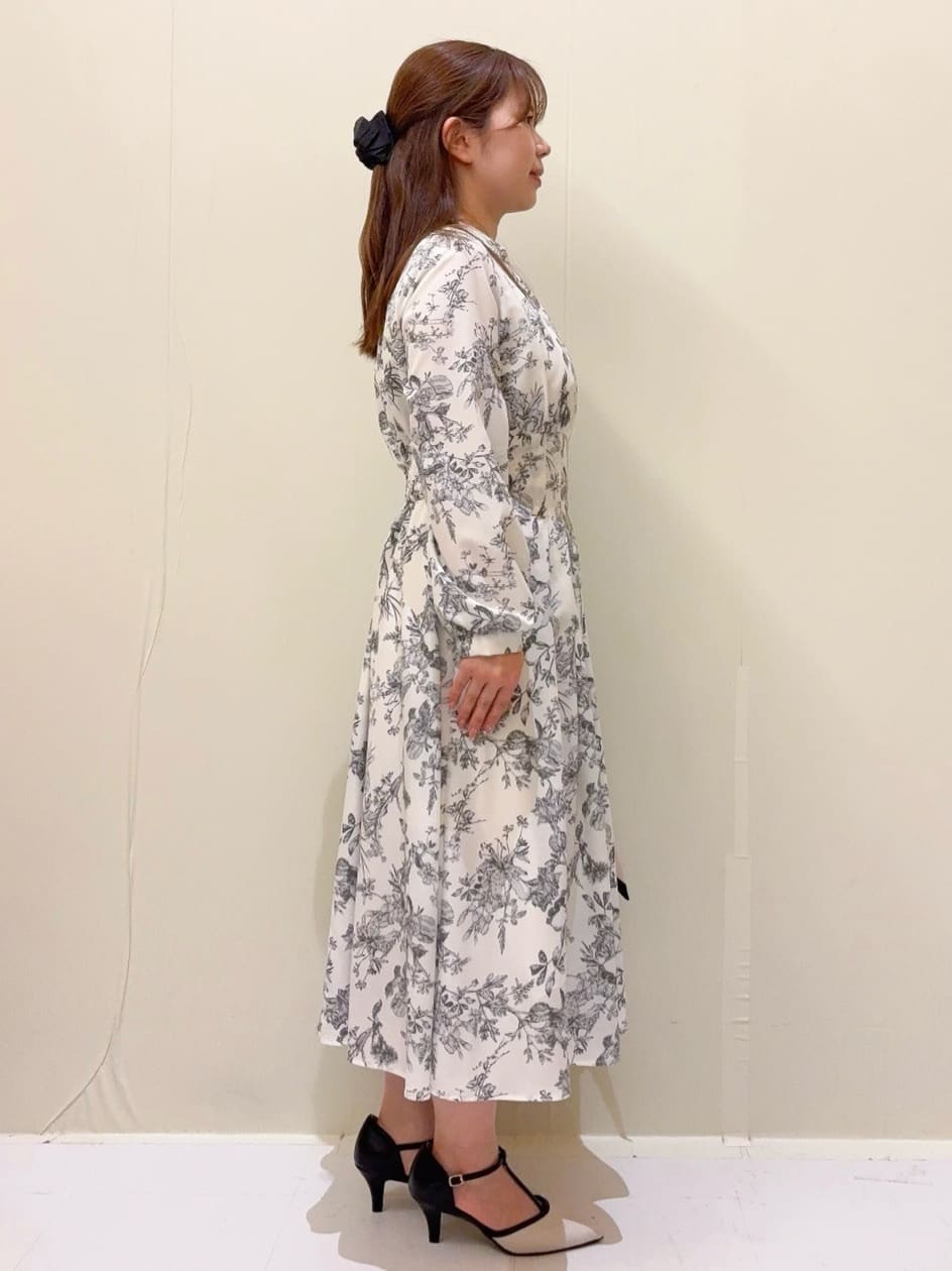 ayumiさんの「OPAQUE.CLIP｜フラワーハイネックタックワンピース【洗濯機OK／イージーアイロン／防シワ】」を使ったコーディネート