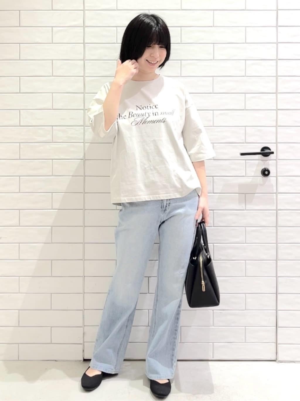 しおりさんの「OPAQUE.CLIP｜リラクシーロゴプリントTシャツ【洗濯機OK】」を使ったコーディネート
