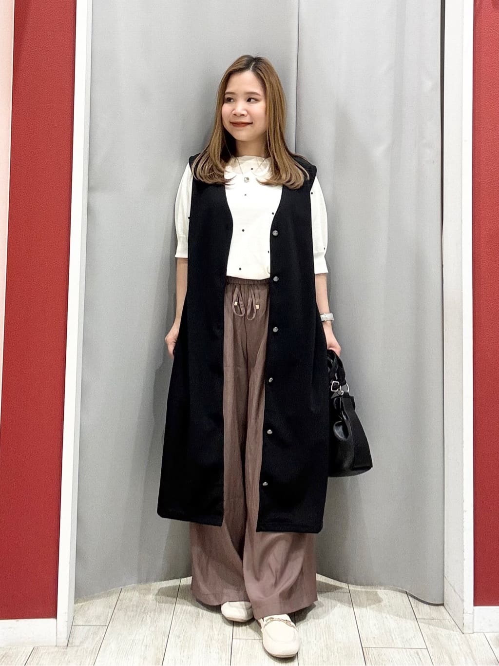 shioさんの「SHOO･LA･RUE｜【2点セット/洗濯機可/S-LL】ジレにもなるジャンスカ+5分袖Tシャツ」を使ったコーディネート