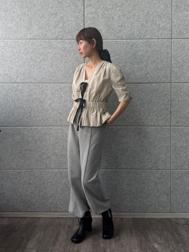 designer yukaさんの「CODE A｜front ribbon peplum blouse」を使ったコーディネート