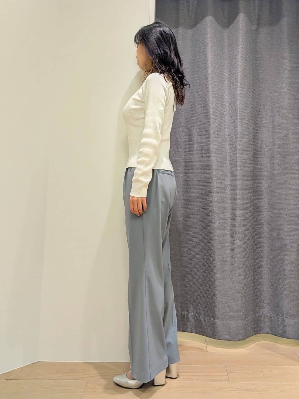 miiさんの「INDIVI｜オフショルスリットリブニット」を使ったコーディネート