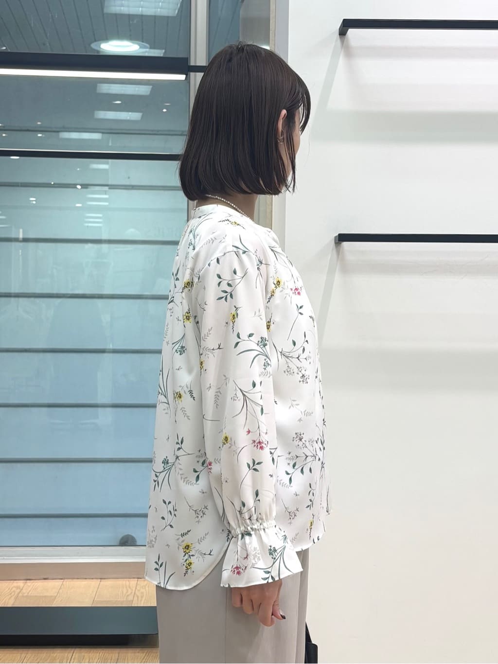 asamiさんの「INDIVI｜【SETUP可能】モダンフラワー柄キャンディスリーブブラウス」を使ったコーディネート