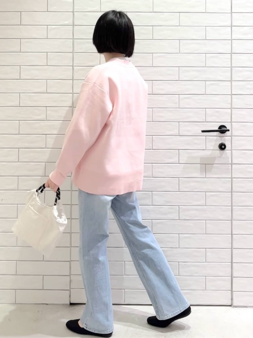 しおりさんの「OPAQUE.CLIP｜リラクシーロゴプリントTシャツ【洗濯機OK】」を使ったコーディネート