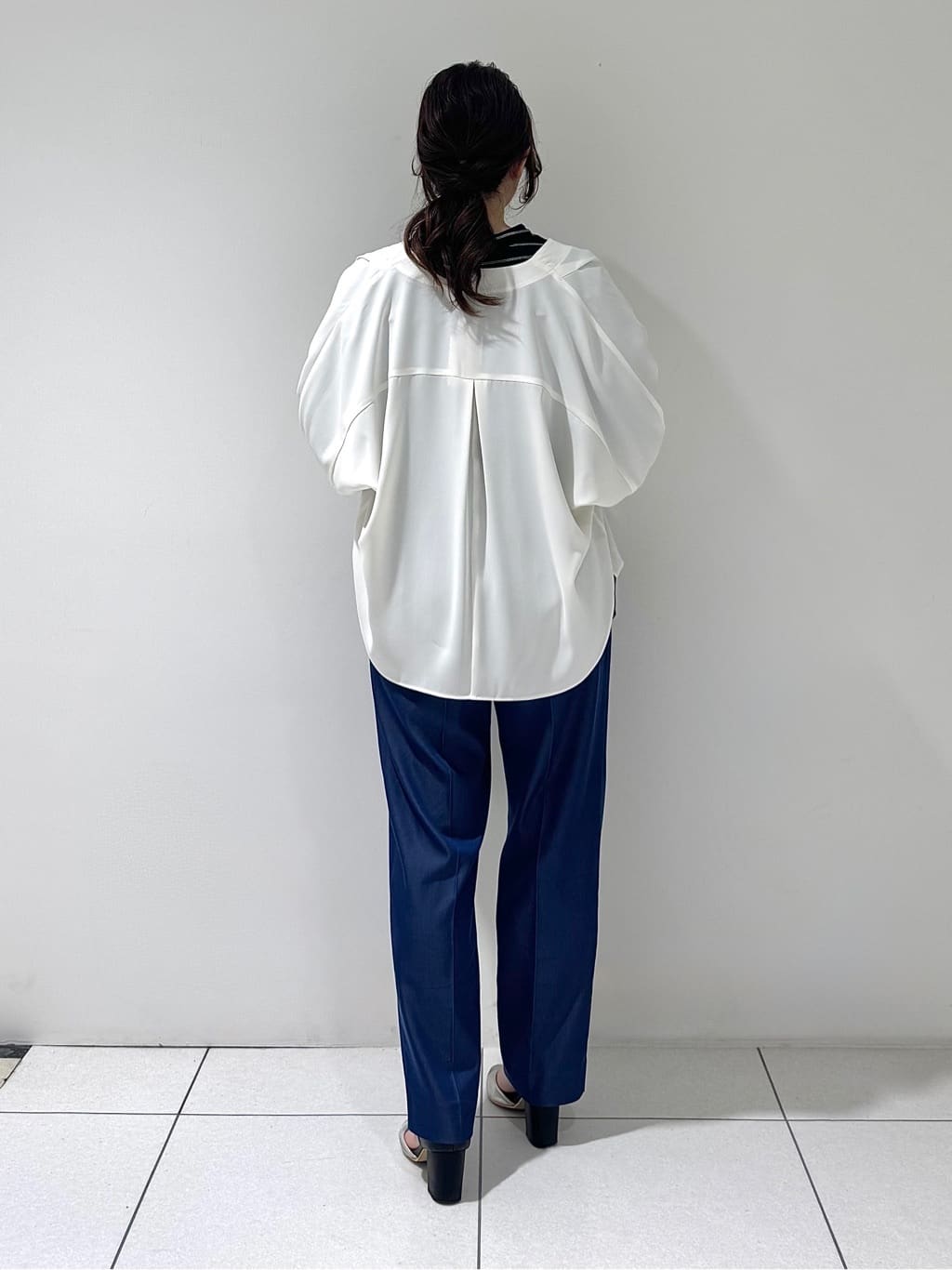 そんさんの「INDIVI｜【洗える／UVケア／マットサテン】Vネックドルマンスリーブブラウス」を使ったコーディネート