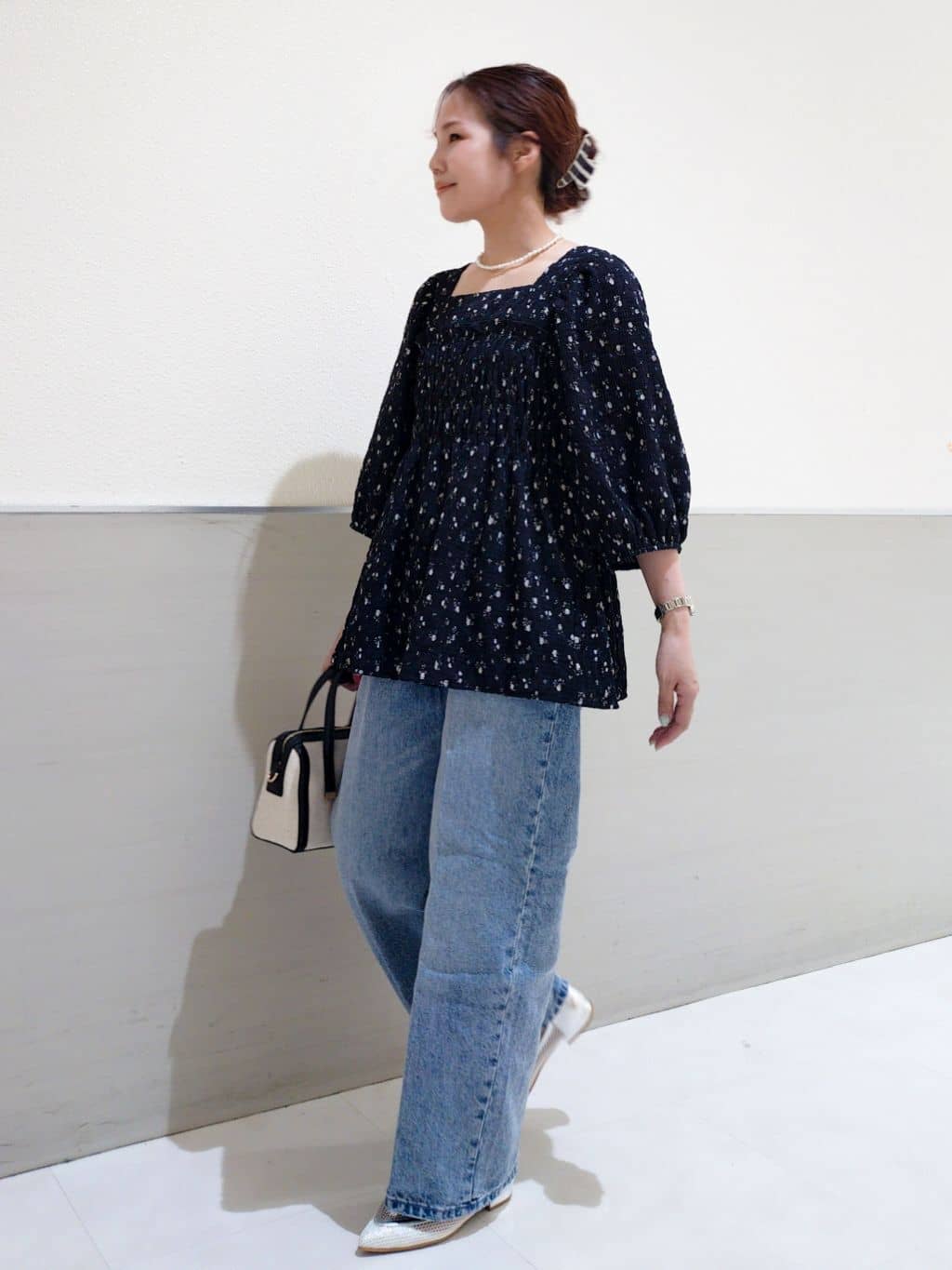 maruさんの「THE SHOP TK｜大人のフェミニンスタイルに 花柄楊柳シャーリングブラウス」を使ったコーディネート