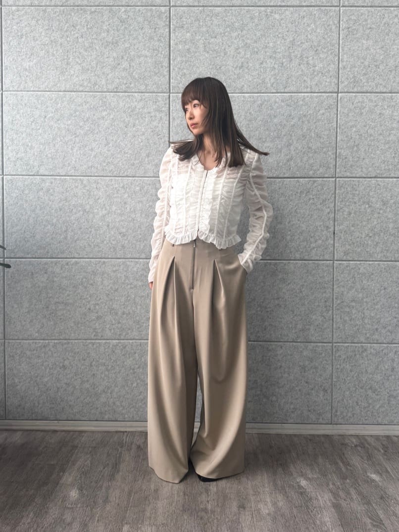 designer yukaさんの「CODE A｜dobby ruffle blouse」を使ったコーディネート