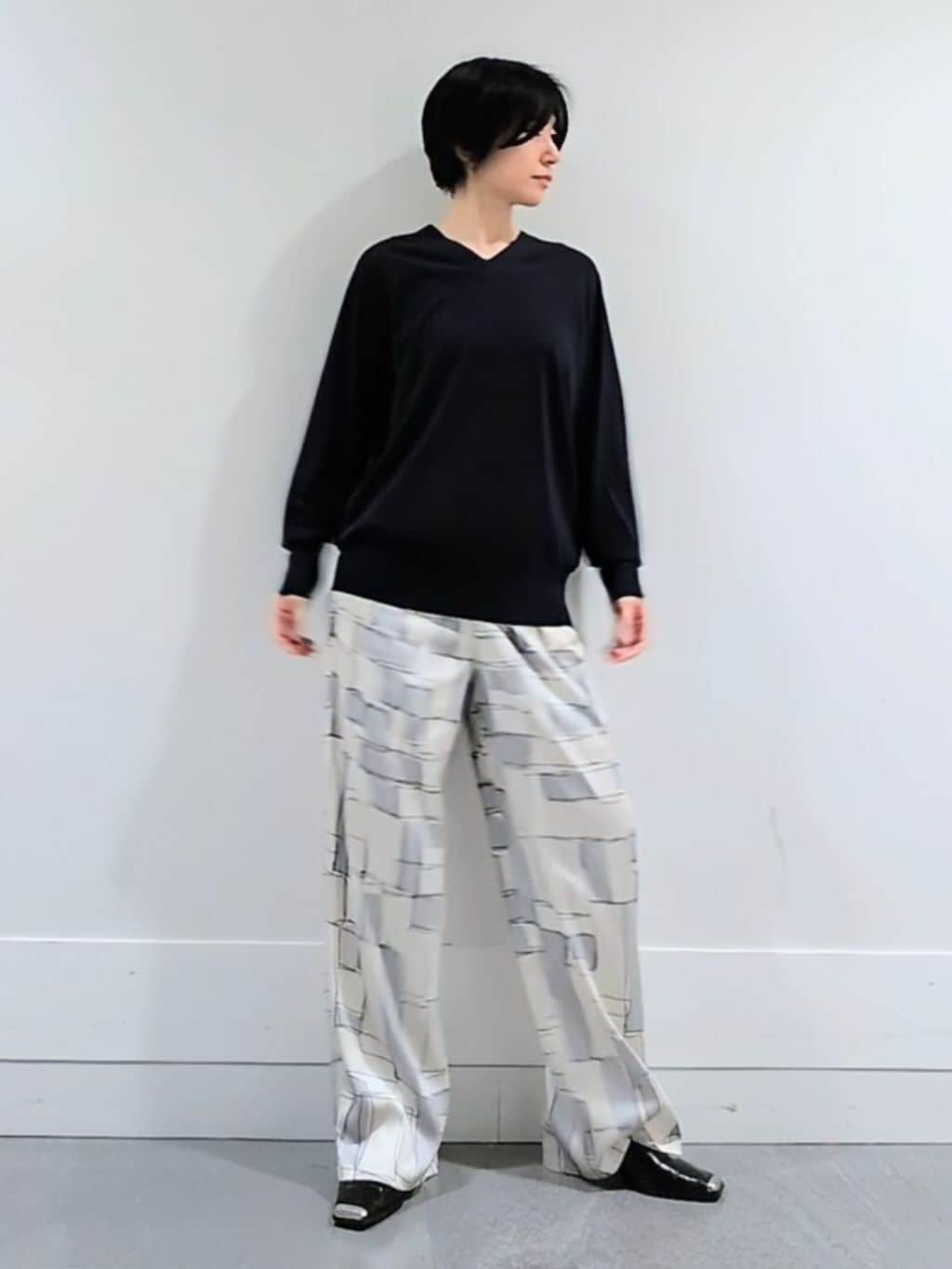 ミズタさんの「UNTITLED｜【アンサンブル可/洗える】シアーVネックニット」を使ったコーディネート