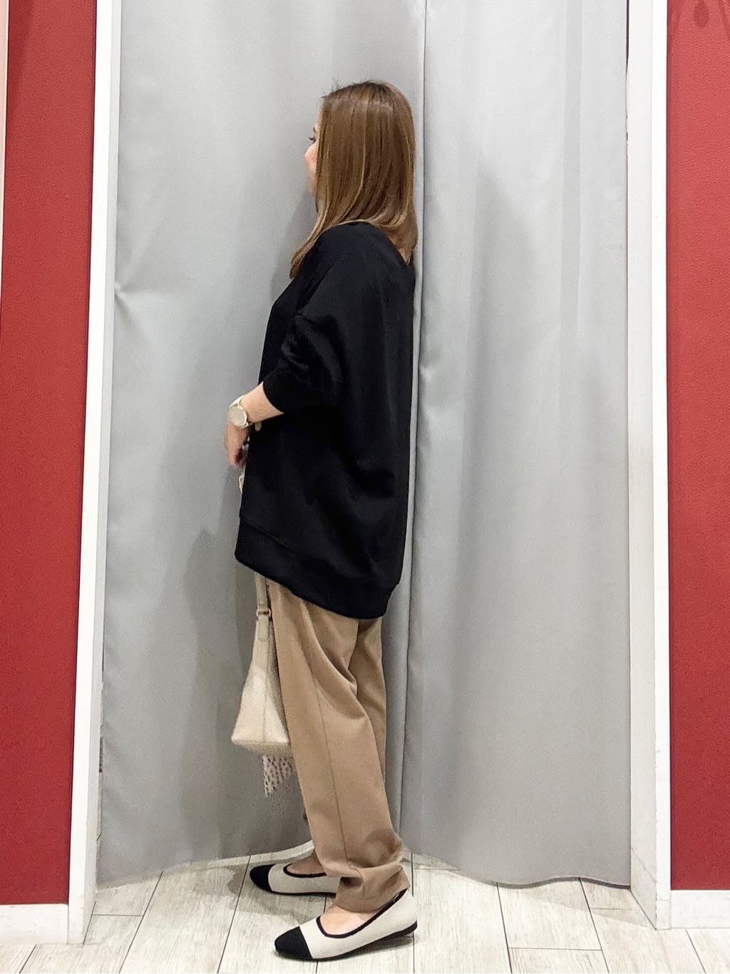 shioさんの「SHOO･LA･RUE｜【洗濯機可】インせずすっきり見え　優しい雰囲気のVネックトップス」を使ったコーディネート