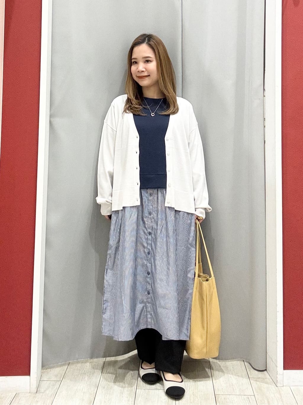 shioさんの「SHOO･LA･RUE｜【洗濯機可/UV】さらっとしたタッチが心地よい ショート丈 Vネックカーディガン」を使ったコーディネート
