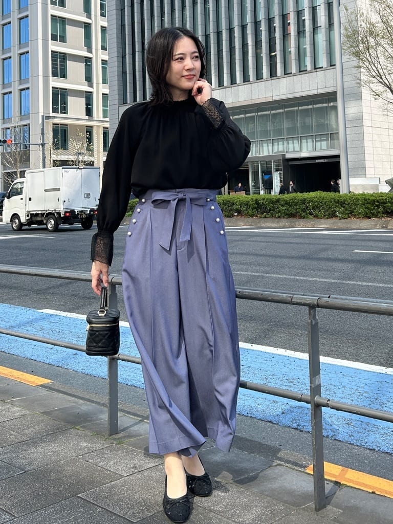 shinoさんの「Couture brooch｜【通勤・着映え】レースカフス ピコシャーリング バックリボンブラウス」を使ったコーディネート
