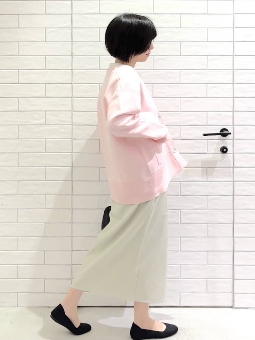 しおりさんの「OPAQUE.CLIP｜リラクシーロゴプリントTシャツ【洗濯機OK】」を使ったコーディネート